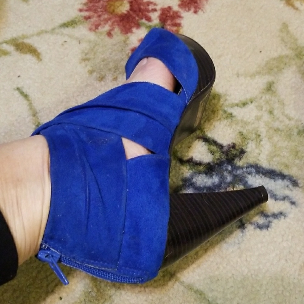 Shoes - Picture 3 of 6